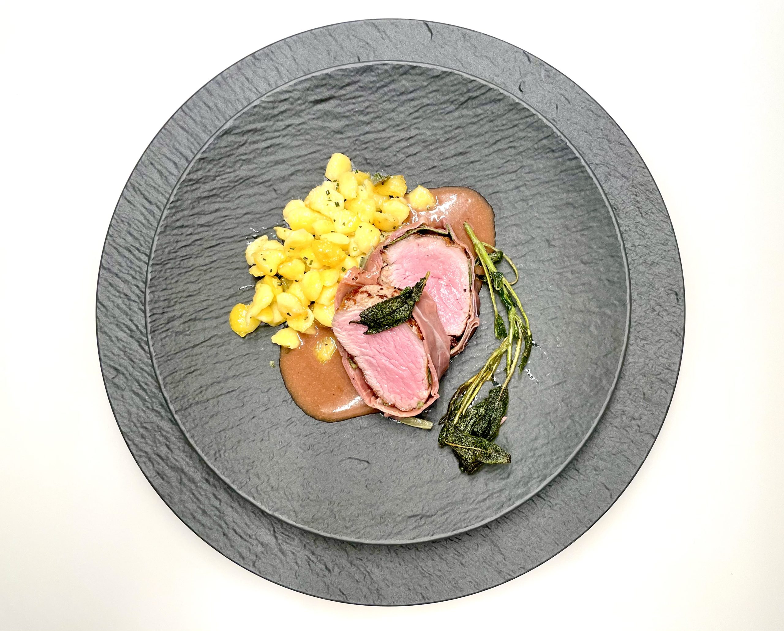 Saltimbocca vom Kalbsfilet mit Rosmarinknöpfle - Dine-Fine.de